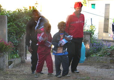 una famiglia di profughi all'arrivo ad Ozieri