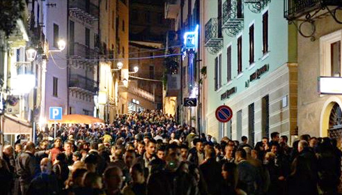 Folla in 'Sa Ena' - Foto Giuseppe Mazza