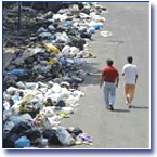 Un'immagine della situazione dei rifiuti a Napoli